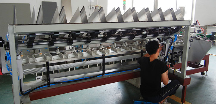 十下料槽面膜装盒机.jpg 十下料槽面膜装盒机.jpg