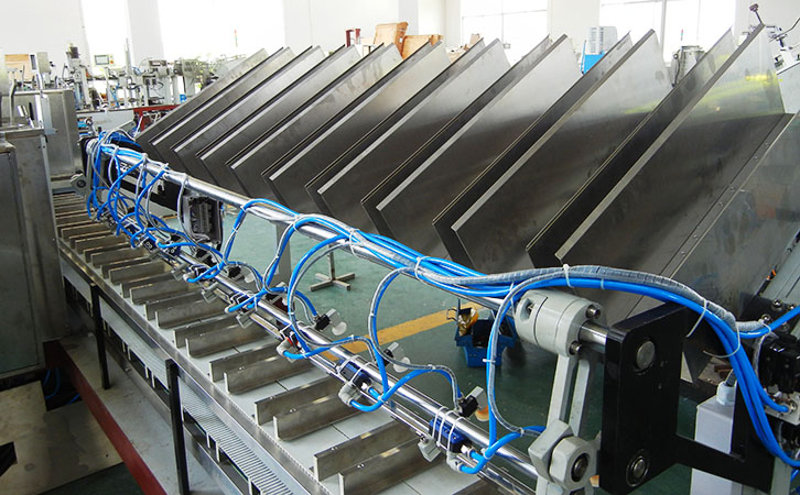 十下料槽面膜装盒机 十下料槽面膜装盒机